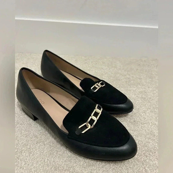 Elegant Black Loafers with Gold Accent - Picture 1 of 12